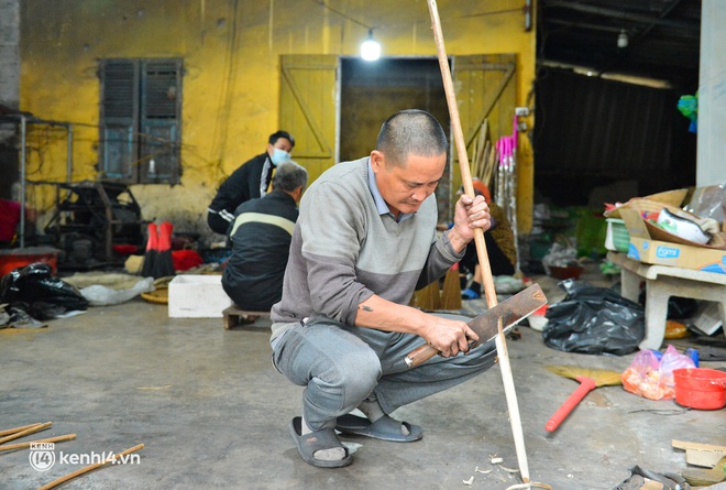 Ảnh: Nông dân Hải Dương làm hàng trăm cây nhang khổng lồ, cao hơn đầu người phục vụ Tết - Ảnh 4.