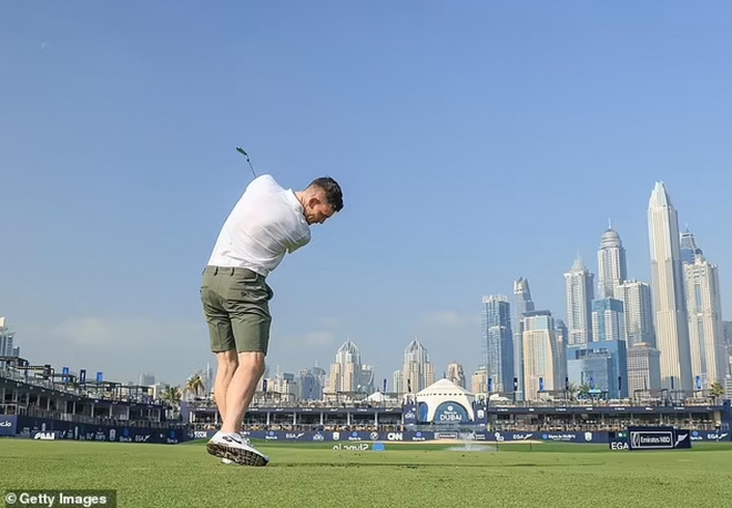 Dàn sao Ngoại hạng Anh nghỉ Đông: Ronaldo đi tắm biển, cầu thủ Liverpool đi đánh golf - Ảnh 4.