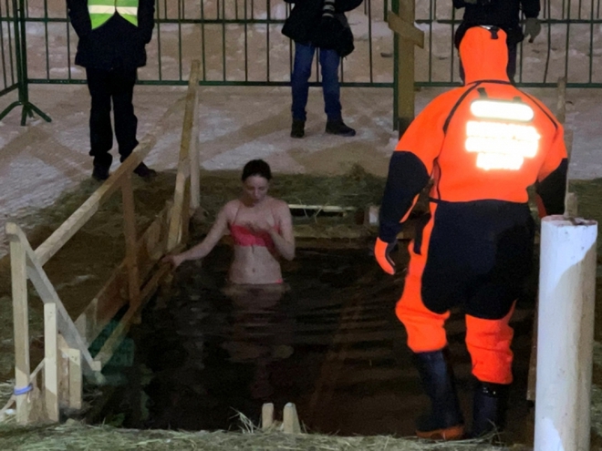 Độc đáo lễ tắm Rửa tội trong băng giá của người Nga - Ảnh 3.