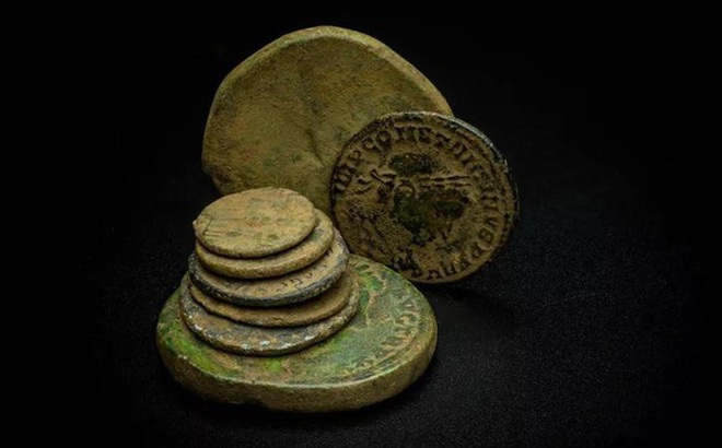 Đồng xu La Mã được phát hiện trong cuộc khai quật khảo cổ học tại Blackgrounds, Vương quốc Anh.