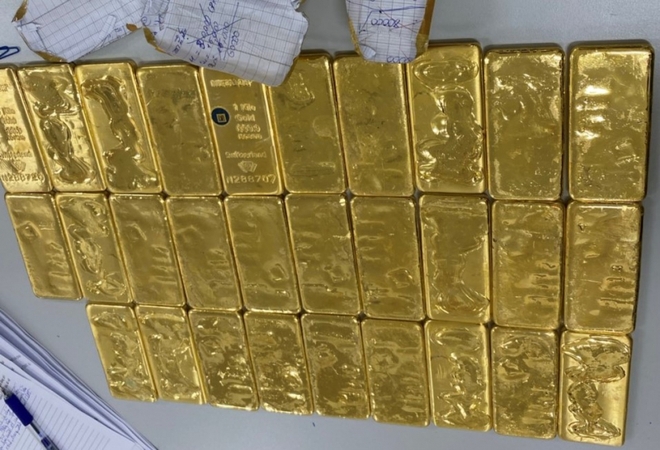 Khởi tố nhóm đối tượng buôn lậu 56 kg vàng từ Campuchia về TP Hồ Chí Minh - Ảnh 1.