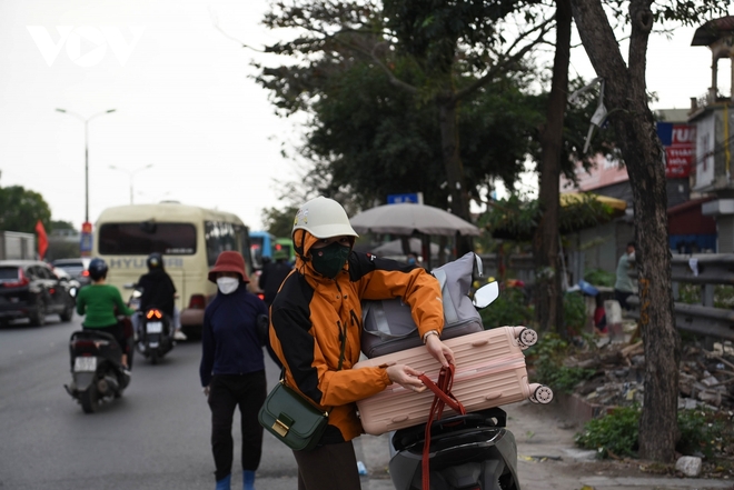 Dòng người nườm nượp rời Hà Nội về quê ăn Tết - Ảnh 11.