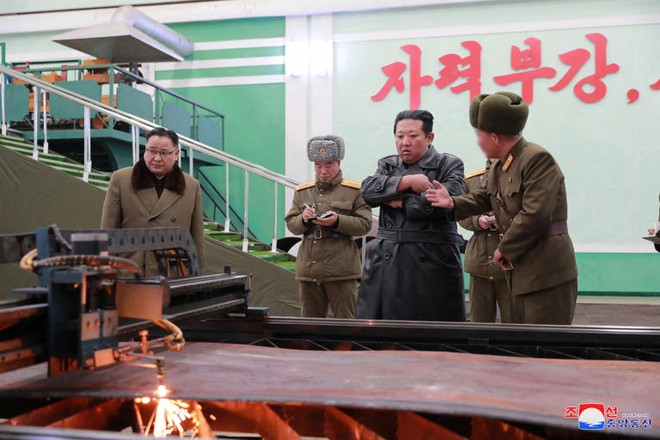 Chủ tịch Kim Jong-un đến thăm nhà máy vũ khí sau khi Triều Tiên thử tên lửa  - Ảnh 2.