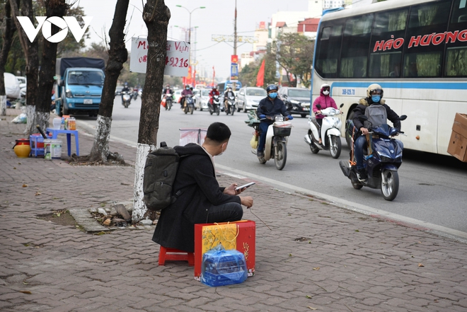 Dòng người nườm nượp rời Hà Nội về quê ăn Tết - Ảnh 3.