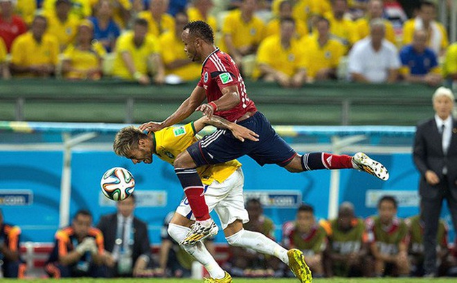 hậu vệ Juan Zuniga thúc đầu gối vào lưng Neymar để triệt hạ cầu thủ Brazil