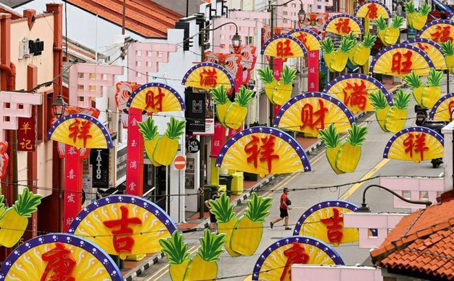 Khu phố Tàu ở Singapore trang hoàng rực rỡ đón năm mới âm lịch. Ảnh: Straitstimes