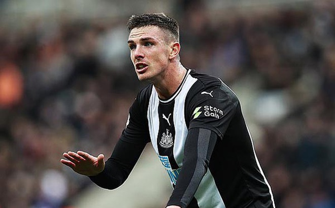 Ciaran Clark bị đuổi vì đấm đối thủ