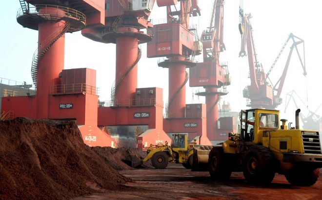 Công nhân vận chuyển đất chứa thành phần đất hiếm dùng để xuất khẩu tại một cảng ở tỉnh Giang Tô, Trung Quốc. Ảnh: Reuters.