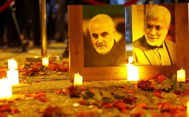 Di ảnh tướng Soleimani. Ảnh: Reuters.