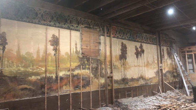Bức tranh khủng trăm năm tuổi ẩn giấu trong tường nhà cổ - Ảnh 1.