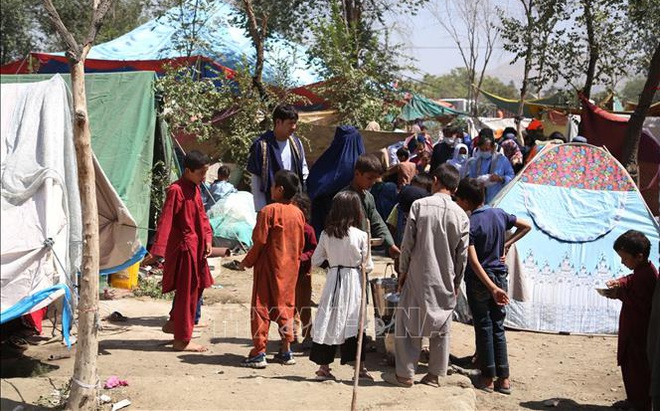 Người dân mất nhà cửa do chiến tranh dựng lều tạm tại một công viên ở thủ đô Kabul ngày 11/8/2021. Ảnh minh họa: THX/TTXVN