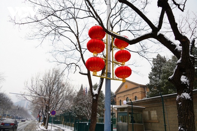 Hàng nghìn người biểu tình làm tê liệt Ottawa, Thủ tướng Canada phải đến ở nơi bí mật - Ảnh 2.