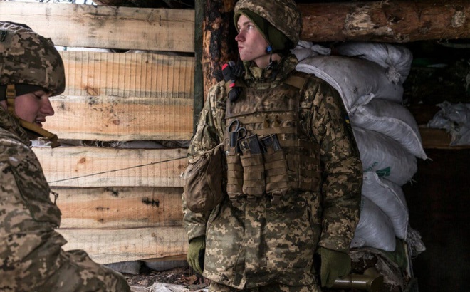 Lính Ukraine tại một chiến hào ở Popasna, miền đông Ukraine. Ảnh: NY Times.