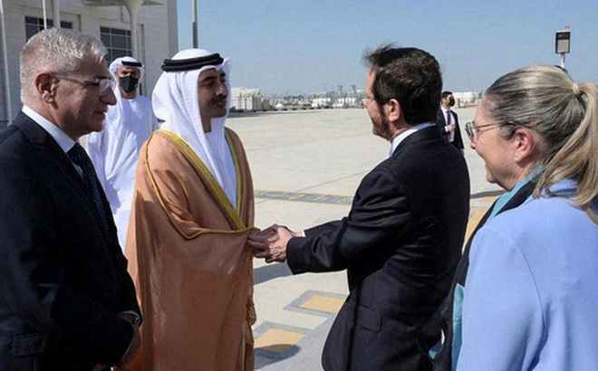 Tổng thống Israel Isaac Herzog và Bộ trưởng Ngoại giao UAE, Sheikh Abdullah bin Zayed Al Nahyan, bắt tay khi gặp nhau tại Abu Dhabi ngày 30-1-2022. Ảnh: Reuters