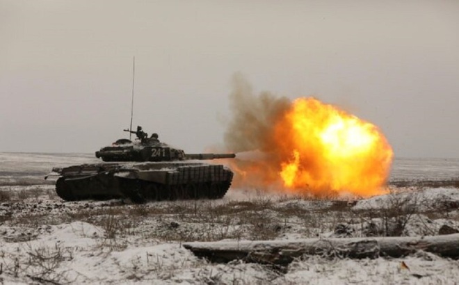 Xe tăng T-72B3 của Nga khai hỏa khi tham gia cuộc tập trận tại trường bắn Kadamovskiy ở vùng Rostov, miền Nam nước Nga, vào ngày 12/1. Ảnh: AP