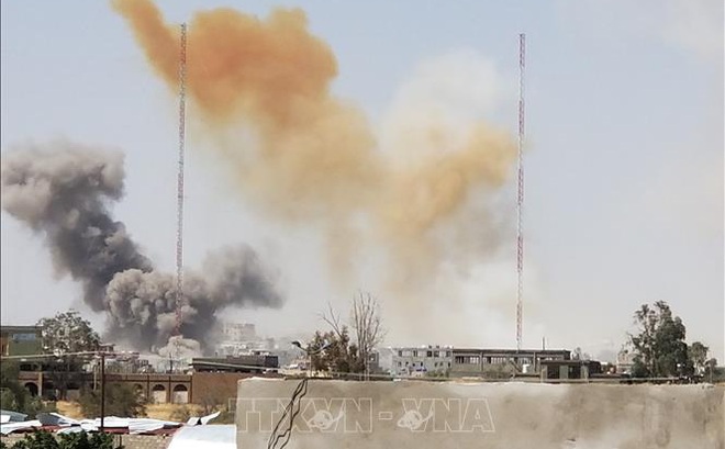 Khói bốc lên sau cuộc không kích do Liên quân Arab tiến hành nhằm vào các căn cứ quân sự của lực lượng Houthi ở thủ đô Sanaa, Yemen. Ảnh tư liệu: THX/TTXVN