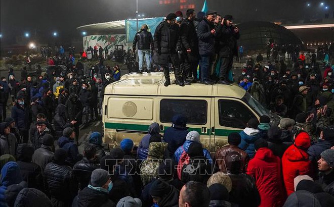 Người biểu tình tập trung tại thành phố Almaty, Kazakhstan ngày 5/1/2022. Ảnh: AFP/TTXVN