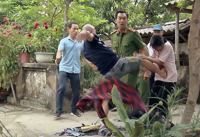 Phố trong làng tạm dừng quay vì dịch. Việt Á gửi quà, GĐ CDC Bình Phước nói đó chỉ là quà đơn thuần - Ảnh 2.