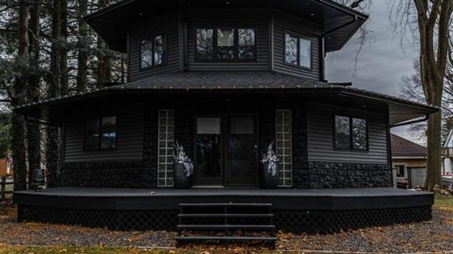 Độc đáo căn nhà hình bát giác từ trong ra ngoài đều đen - Ảnh 1.