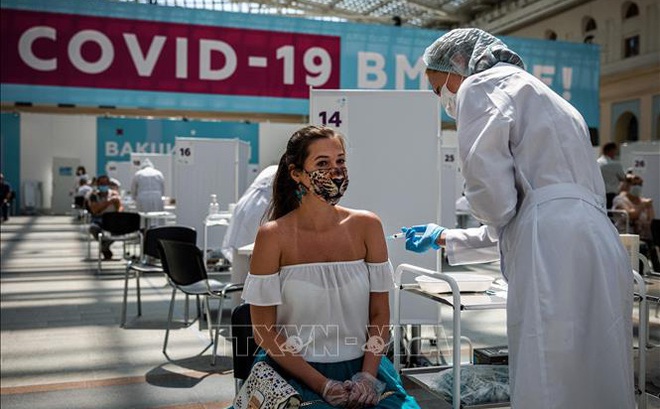 Nhân viên y tế tiêm vaccine ngừa COVID-19 cho người dân tại Moskva, Nga. Ảnh: AFP/TTXVN