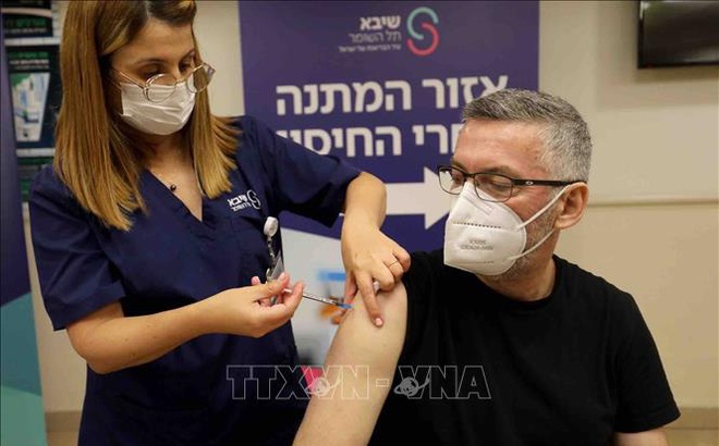 Nhân viên y tế tiêm thử nghiệm mũi vaccine thứ 4 tại bệnh viện Sheba ở thành phố Ramat Gan, miền Trung Israel, ngày 31/12/2021. Ảnh: AFP/TTXVN