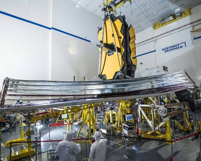 Kính viễn vọng không gian James Webb hoàn tất lắp đặt tấm chắn nắng - Ảnh 1.