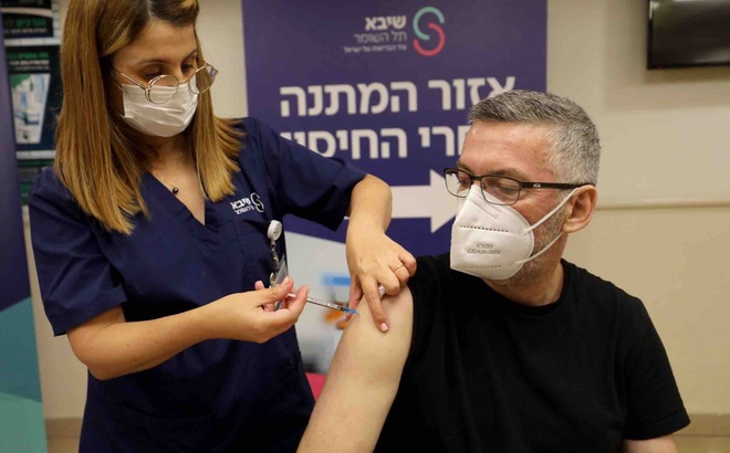 Nhân viên y tế tiêm mũi vaccine thứ 4 cho người dân tại thành phố Ramat Gan, miền Trung Israel ngày 31/12/2021. Ảnh: THX/TTXVN