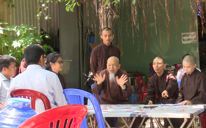 Những người sống trong "Tịnh thất Bồng Lai" trong một lần làm việc với cơ quan chức năng.