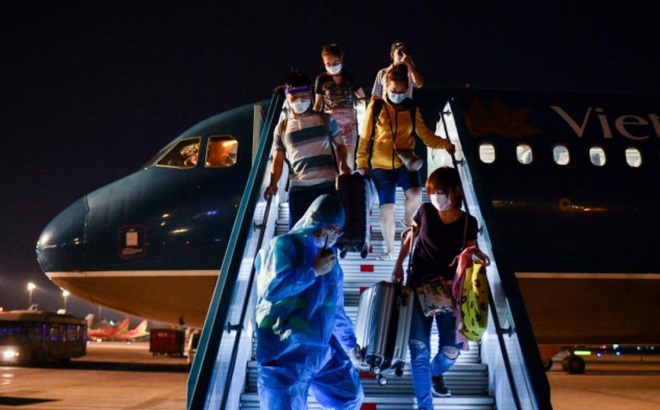 Hành khách đi trên chuyến bay quốc tế thường lệ đầu tiên sau một thời gian dài gián đoạn do dịch Covid-19.