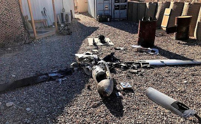 Hiện trường máy bay tấn công tự sát bị tiêu diệt ngoài căn cứ Ain al-Asad ngày 4/1. Đây là vụ tấn công thứ hai bằng máy bay không người lái nhắm vào các lực lượng Mỹ tại Iraq trong vòng 24 giờ. Ảnh: AP