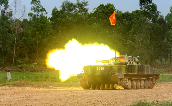 Xe tăng PT-76 của Lữ đoàn hải quân đánh bộ 147 khai hỏa diệt mục tiêu trong Hội thao Kíp xe tăng giỏi năm 2021