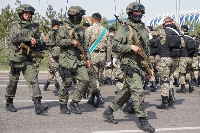 Kazakhstan bạo loạn: Đọ súng dữ dội - Tổng thống thề cố thủ ở thủ đô; Nga điều binh khẩn - Ảnh 1.
