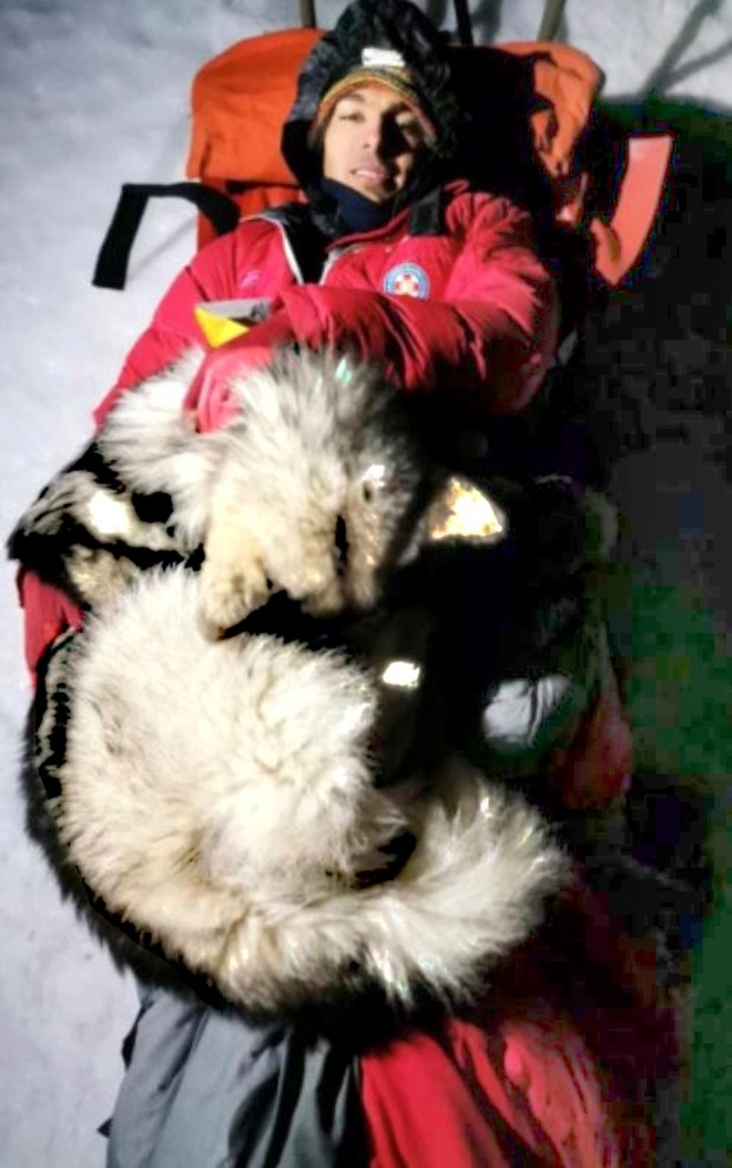 Chú chó trung thành ở bên và sưởi ấm cho chủ suốt 13 tiếng sau khi gặp nạn trên núi tuyết - Ảnh 1.