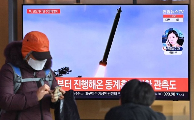 Thông tin về vụ phóng tên lửa của Triều Tiên được phát trên truyền hình Hàn Quốc. (Ảnh: AFP/Getty)