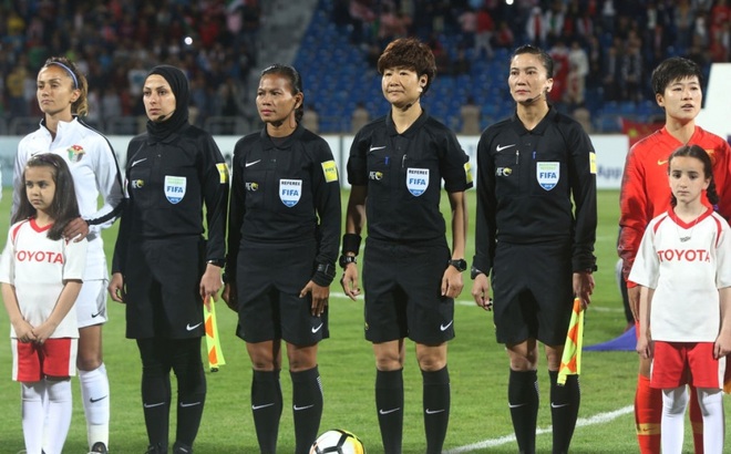 Các trọng tài Công Thị Dung và Trương Thị Lệ Trinh sẽ tham gia điều khiển các trận đấu của Asian Cup nữ 2022. (Ảnh: Getty).