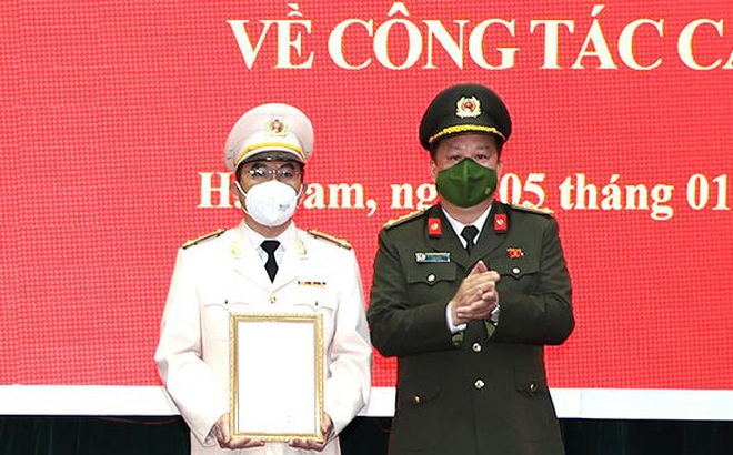 Đại tá Nguyễn Quốc Hùng, Giám đốc Công an tỉnh Hà Nam trao quyết định và chúc mừng tân Phó Giám đốc Công an tỉnh Hà Nam Đỗ Hoài Nam.