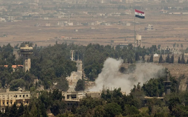 Israel bắn pháo vào thị trấn biên giới Quneitra của Syria. Ảnh: AP