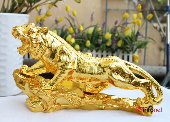 Hổ mạ vàng giá hàng chục triệu ‘săn nhà giàu thích quà Tết đắt đỏ - Ảnh 1.