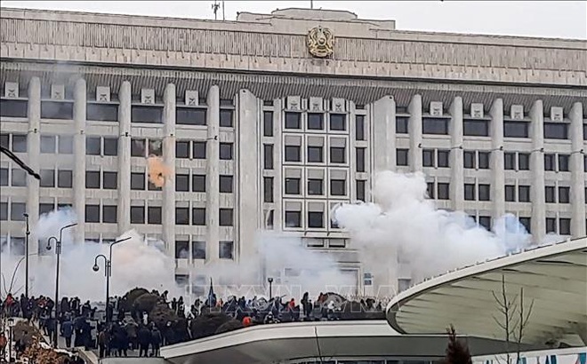 Những người biểu tình quá khích tập trung bên ngoài toà nhà chính quyền thành phố Almaty, Kazakhstan ngày 5/1/2022. Ảnh: AFP/TTXVN