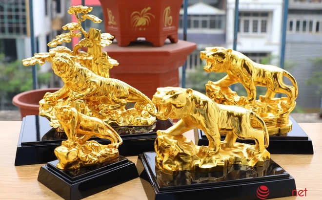 Tượng hổ mạ vàng có giá từ vài triệu đến hàng chục triệu đồng là một trong những món quà Tết ‘độc’ năm 2022.