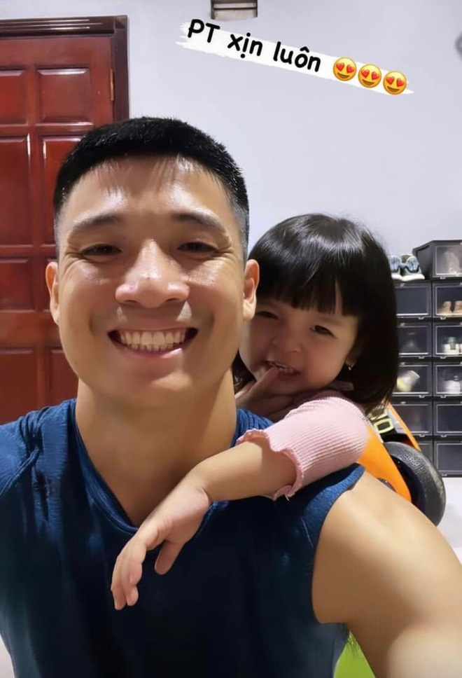 Đình Trọng cùng gia đình đi nghỉ dưỡng, Quang Hải làm tài xế đưa cháu gái đi làm tóc - Ảnh 7.
