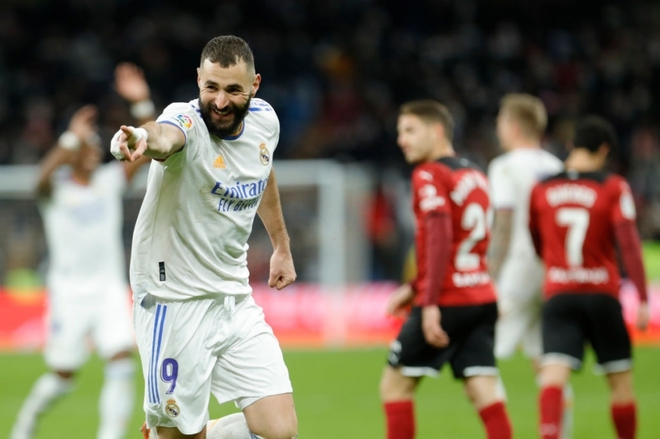 Real Madrid đại thắng trong ngày Benzema cán mốc 300 bàn - Ảnh 1.