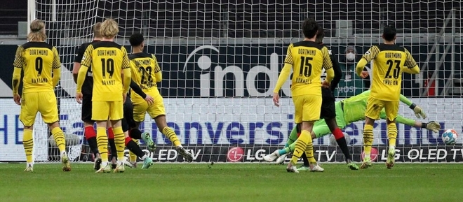 Dortmund lội ngược dòng không tưởng ở trận đầu tiên trong năm 2022 - Ảnh 3.