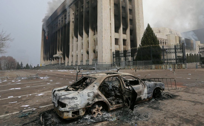 Toà thị chính ở Almaty, Kazakhstan, bị đốt trong làn sóng biểu tình tồi tệ nhất trong lịch sử 30 năm độc lập. (Ảnh: Reuters)