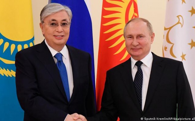 Tổng thống Kazakhstan Kassym-Jomart Tokayev và Tổng thống Nga Vlaimir Putin. Ảnh: Sputnik/AP