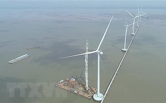 Lắp đặt cánh quạt trụ điện tại Dự án điện gió Đông Hải 1 (huyện Đông Hải). (Ảnh: Chanh Đa/TTXVN)