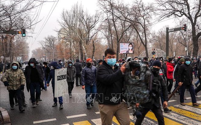 Người biểu tình tuần hành tại thành phố Almaty, Kazakhstan ngày 5/1/2022. Ảnh: AFP/TTXVN