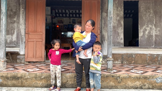 Người mẹ 3 con ở Nghệ An quỳ xin giúp đỡ - Ảnh 1.