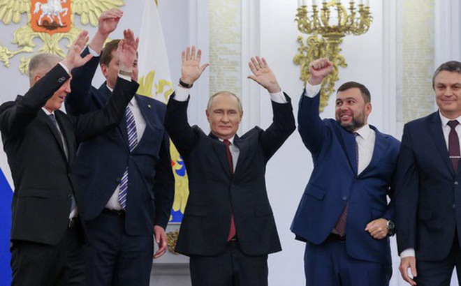 Tổng thống Nga Vladimir Putin (giữa) và các ông Denis Pushilin, Leonid Pasechnik, Vladimir Saldo, Yevgeny Balitsky (những lãnh đạo thân Nga của bốn vùng Donetsk, Lugansk, Kherson và Zaporizhzhia của Ukraine) tham dự buổi lễ tuyên bố sáp nhập các vùng này vào Nga tại Điện Kremlin ngày 30-9 - Ảnh: REUTERS