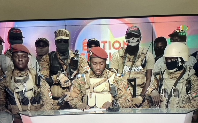 Đại úy Ibrahim Traore thông báo về cuộc đảo chính trên truyền hình ngày 30/9. (Ảnh chụp màn hình Ghana web)